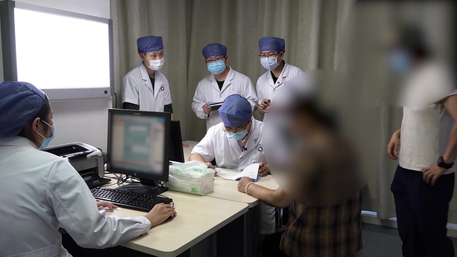 筋脉拘急：50岁女性膝痹腿沉活动受限的局部注射与盘腿压膝锻炼