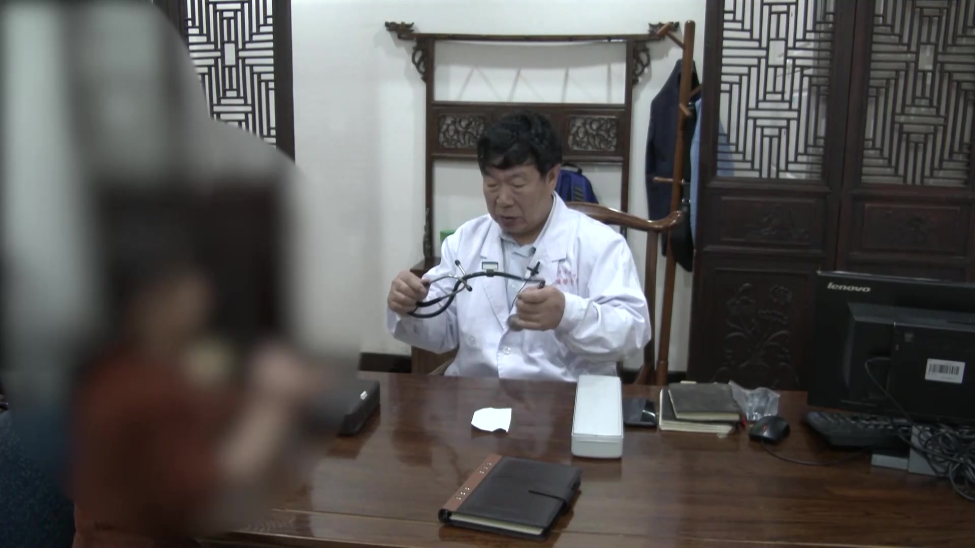 气阴两虚肾虚血瘀：59岁女性更年期综合征上热下寒的益气养阴通脉法