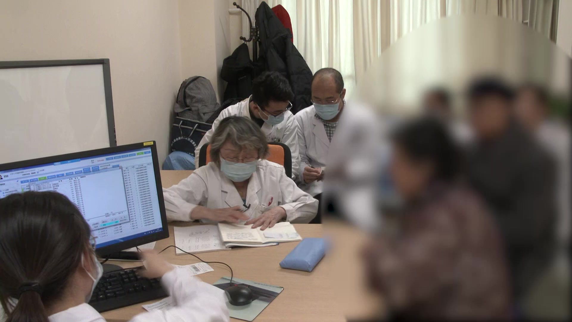 脾肾气虚痰湿阻络：76岁多发性肌炎激素撤减后下肢胀感与晨僵的中医调治