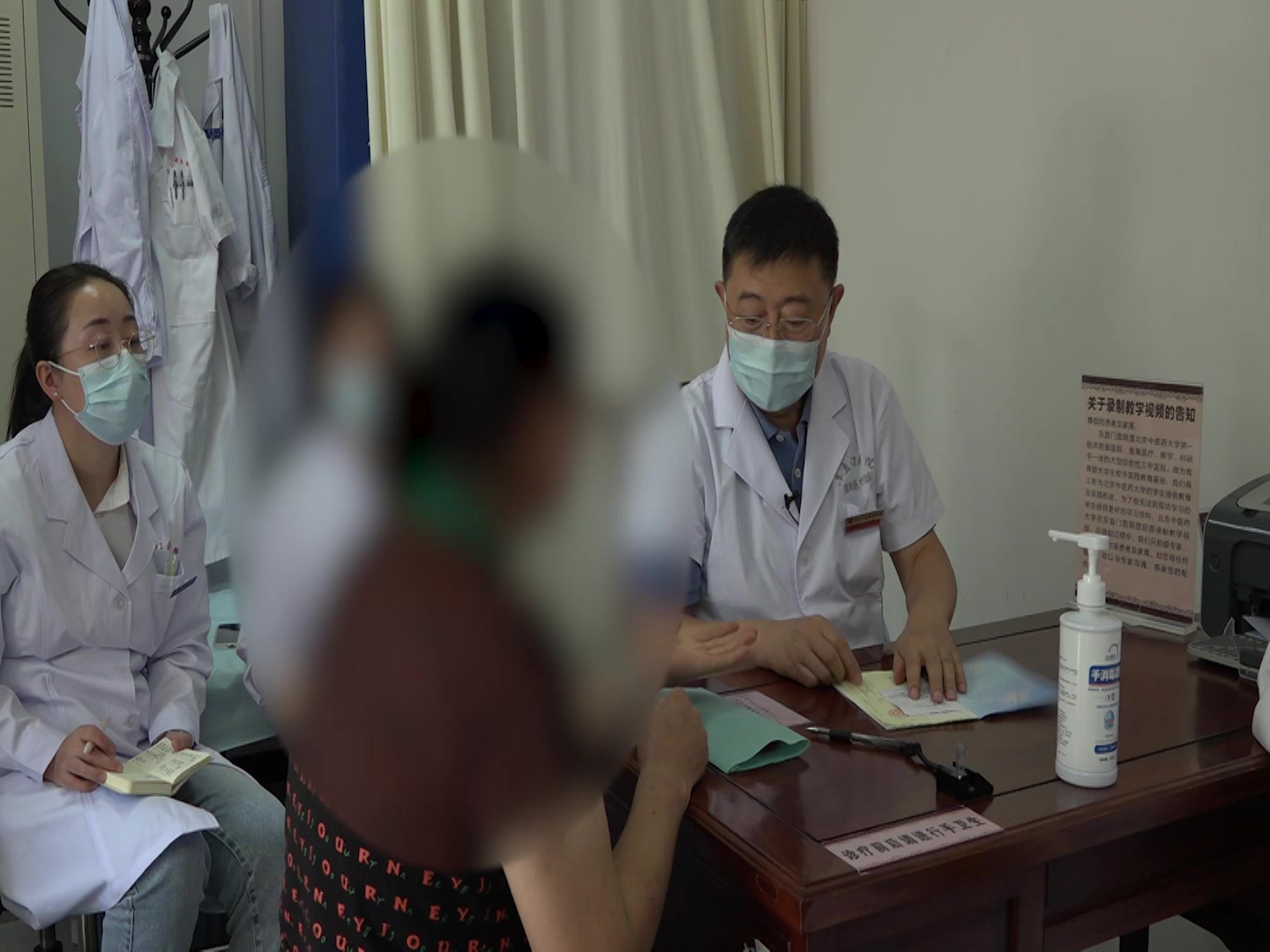 血热湿毒：55岁女性掌跖脓疱病反复发作的清热凉血利湿法