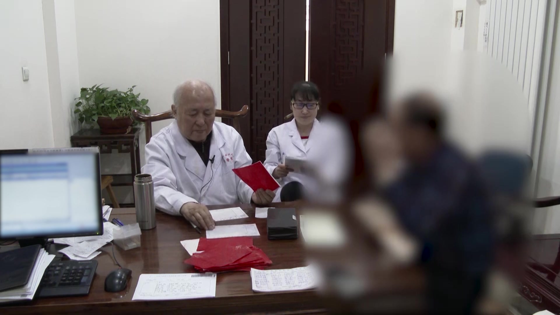 肝肾精血亏虚：62岁男性眼圈发黑的滋补肝肾与房室调摄法