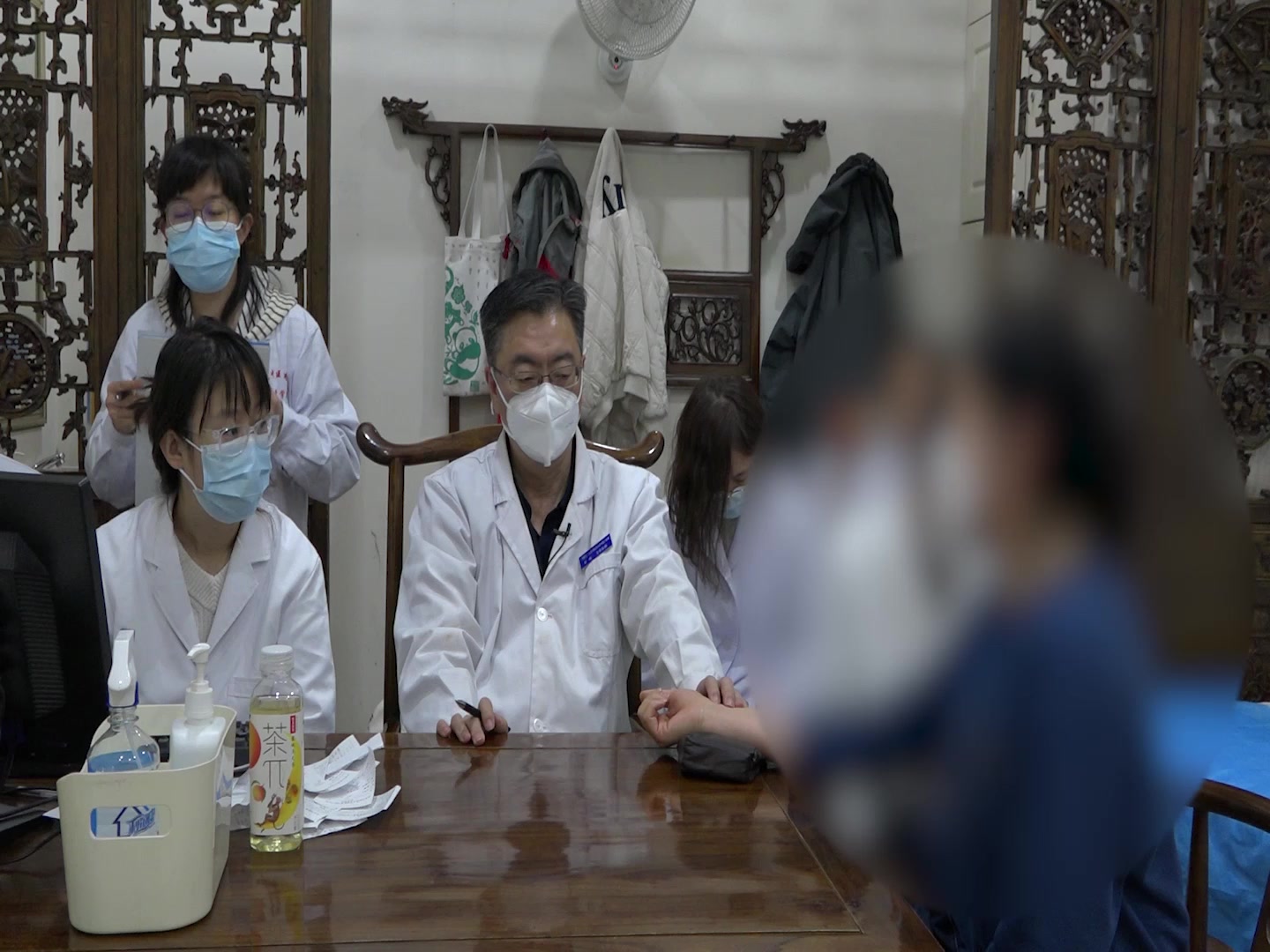 肺肾阴虚虚火上炎：53岁女性口疮咽异物牙床肿失眠的清热滋肾安神法