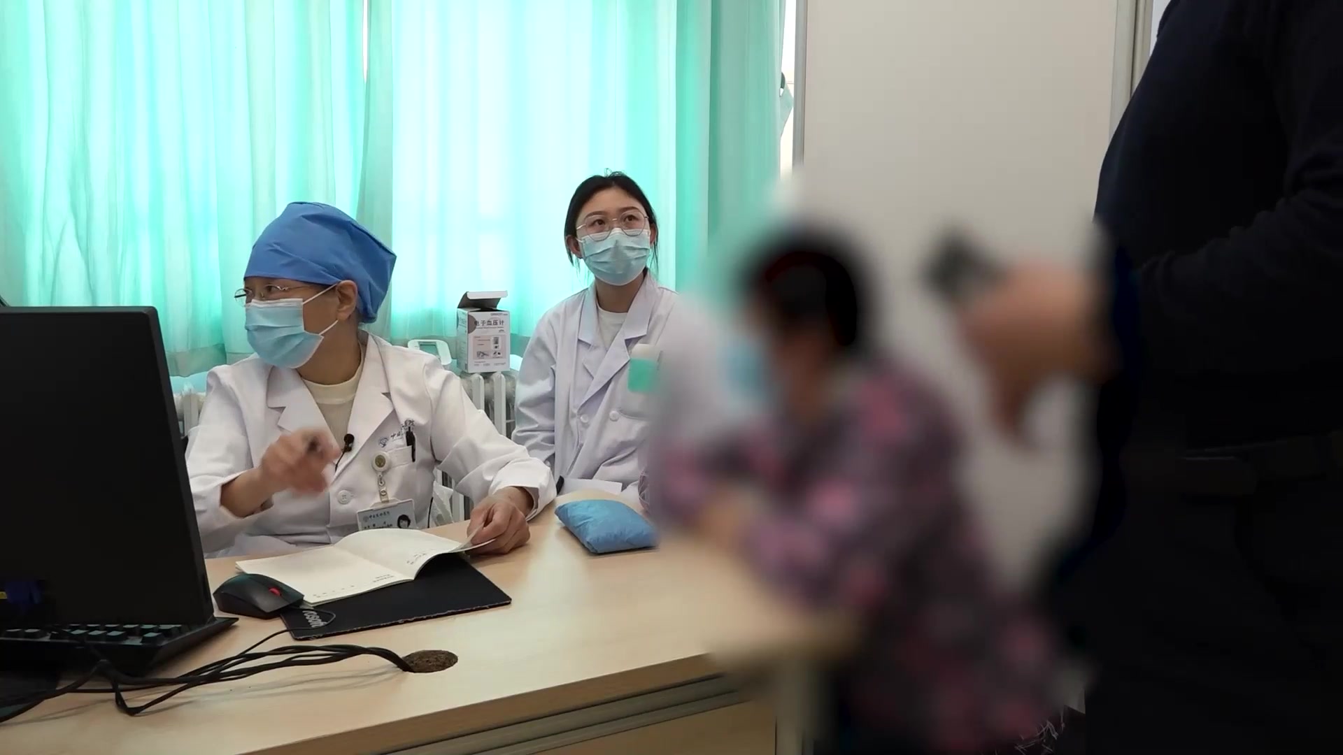 上热下寒证：55岁女性冠心病额窦炎头痛的清上温下法
