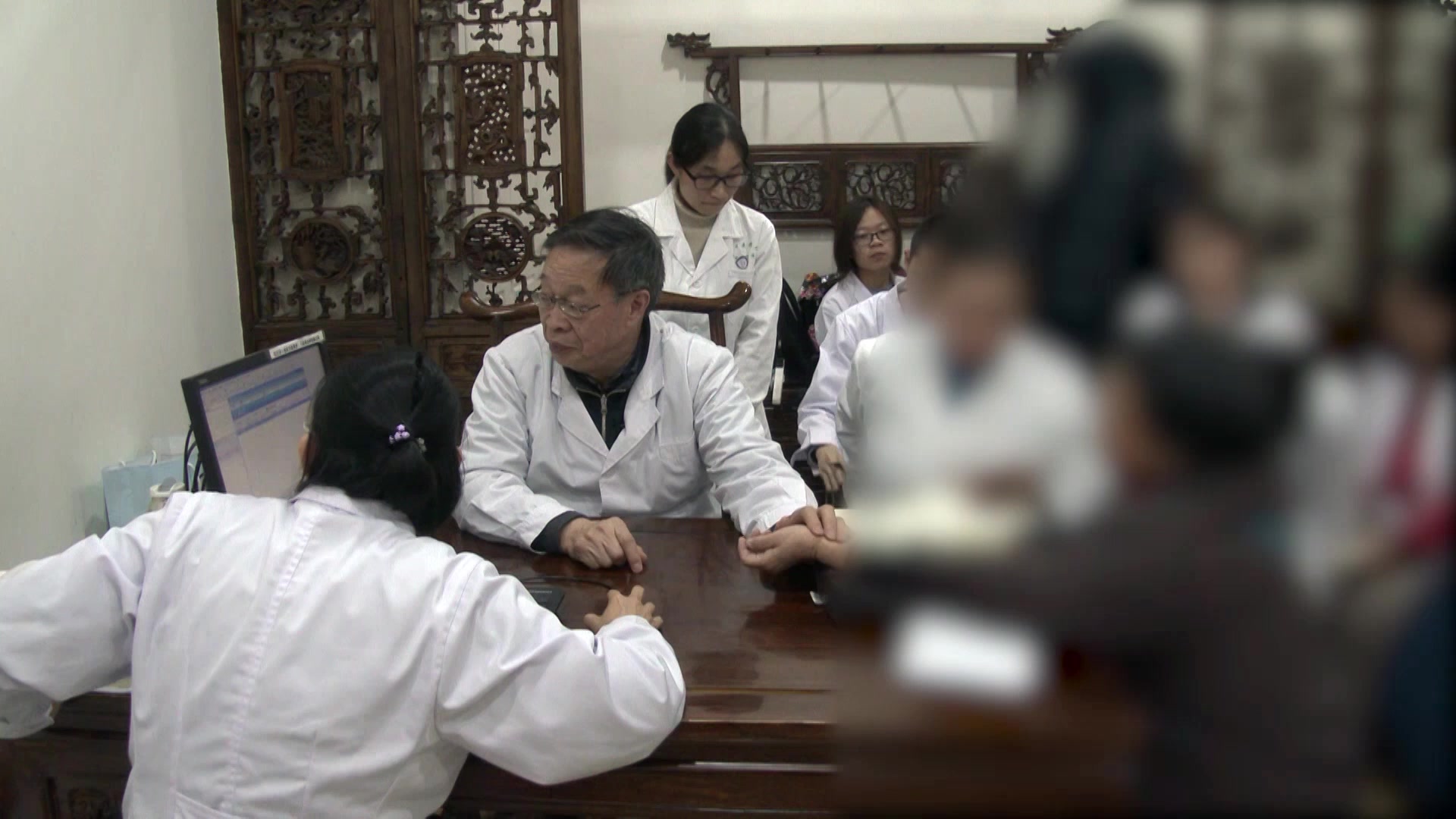 脾肾气虚湿浊内停：80岁肾功能不全患者气短心慌腿肿的升清降浊法