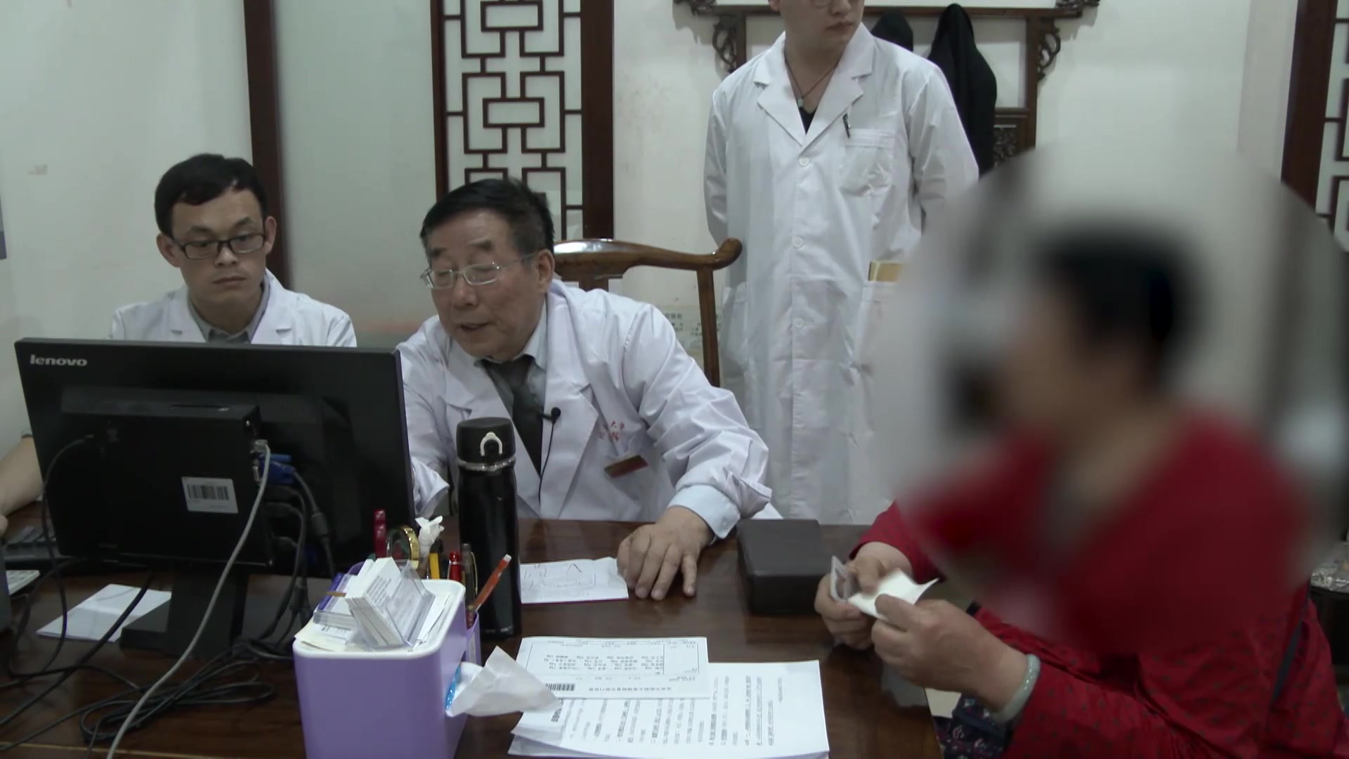 脾虚湿盛上热下寒：65岁女性腰腿痛伴下肢肿胀之健脾清利法