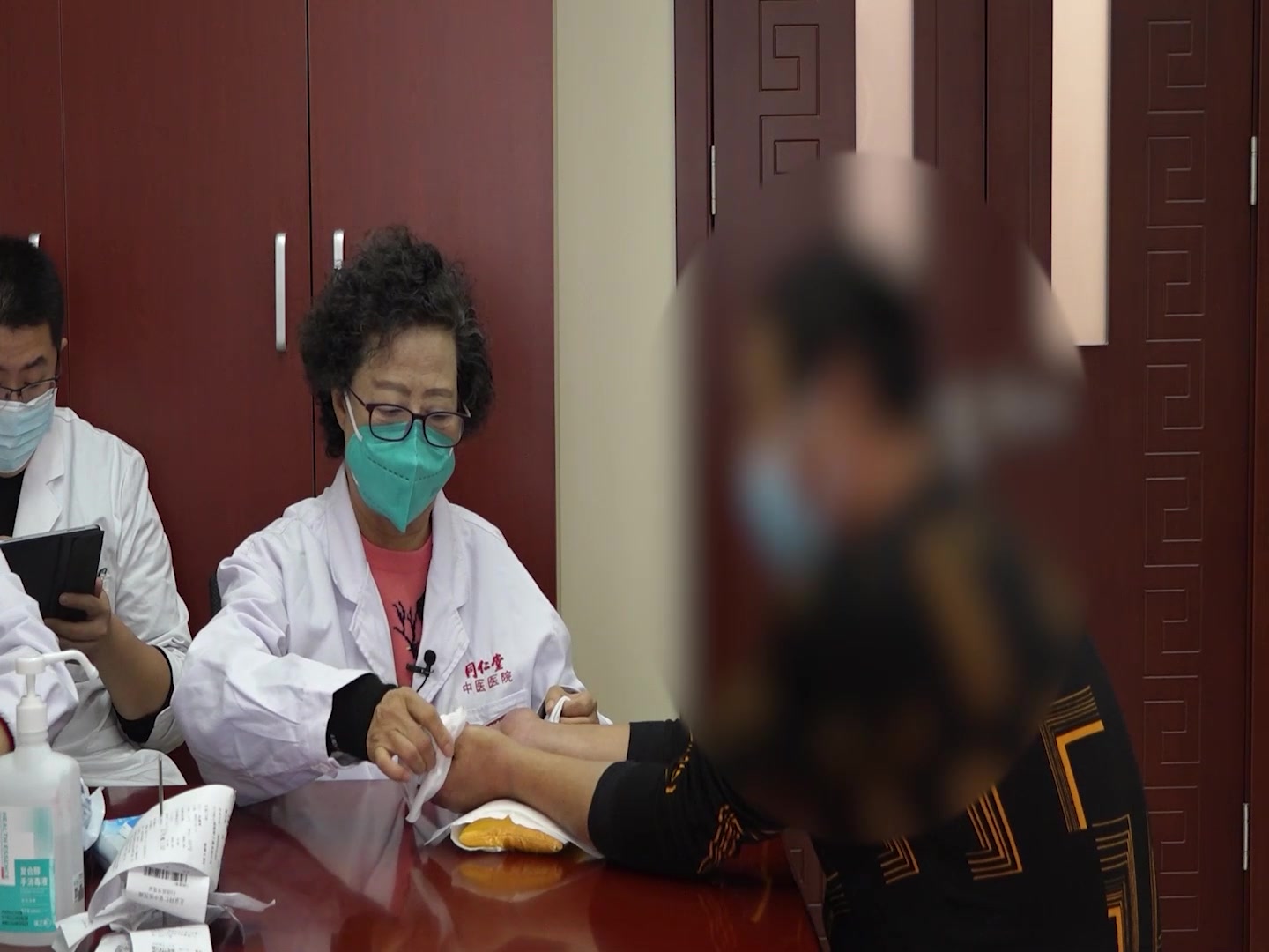 肾虚火旺湿浊内停：45岁男性喉喑术后咽干舌痛的中药调理