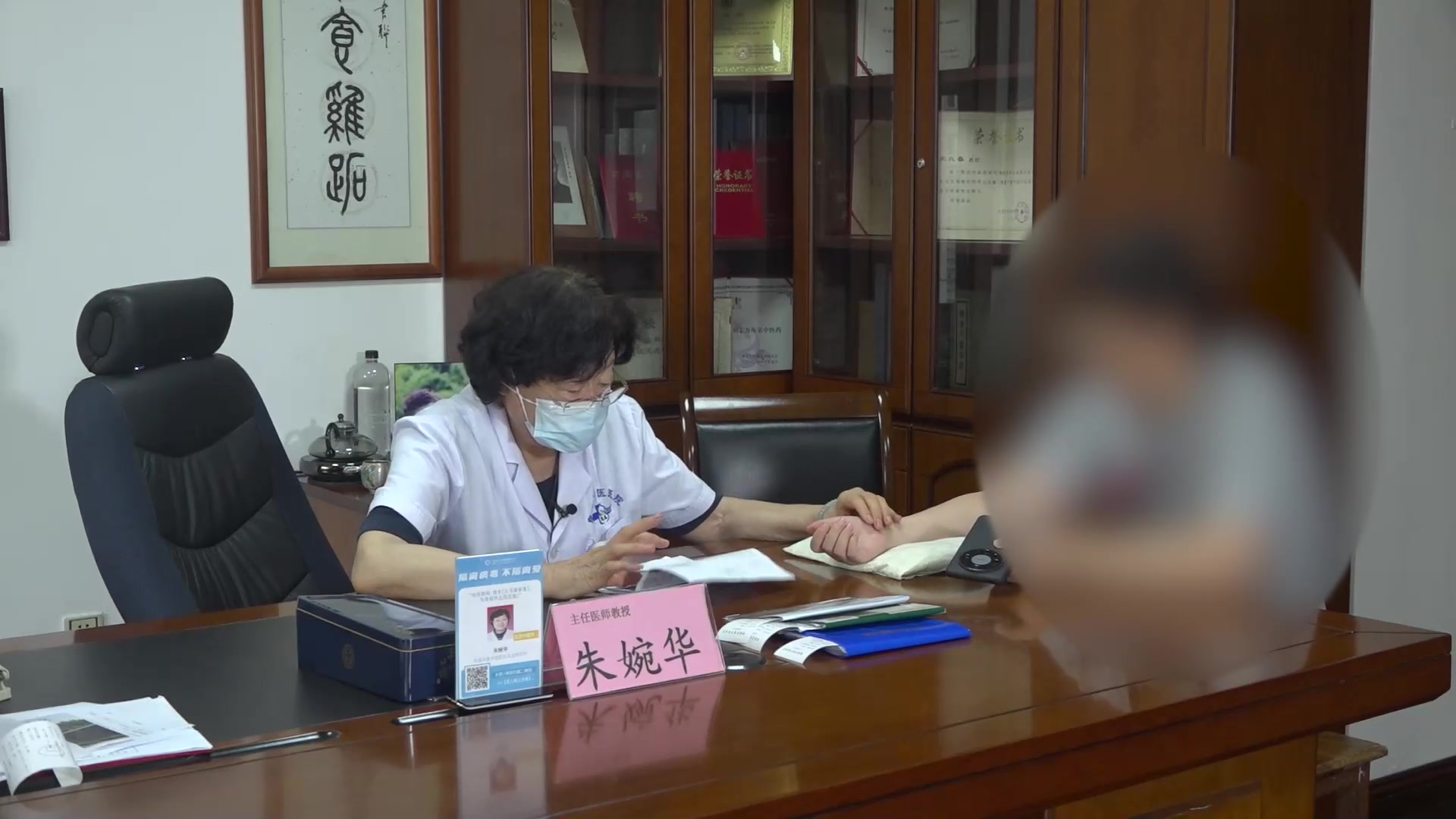湿瘀阻络：43岁女性腰椎间盘突出扭伤后腰痛的化湿通络法