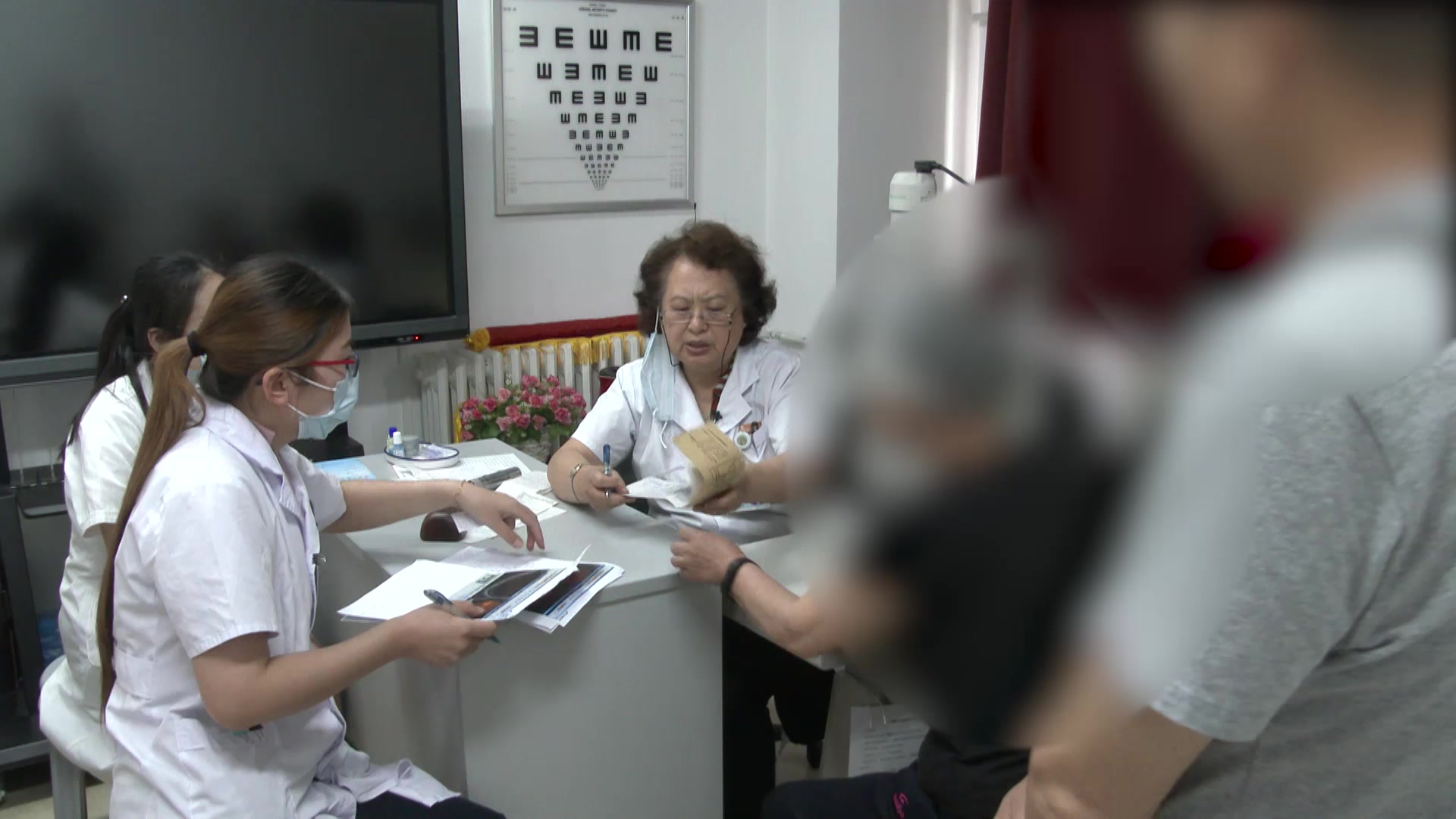 肝肾亏虚目失濡养：74岁高度近视患者视力下降的先术后药分阶段治疗