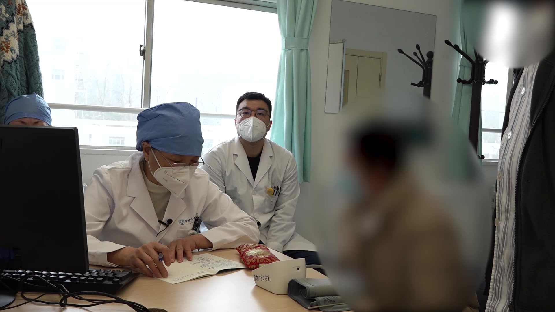 寒热错杂：55岁女性冠心病伴胃凉口腔溃疡的寒热并调法