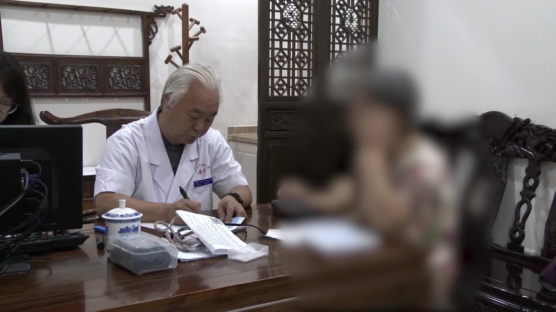 上热下寒肝热脾寒：64岁女性胆囊息肉胃痛打嗝伴失眠的温清调肝脾法