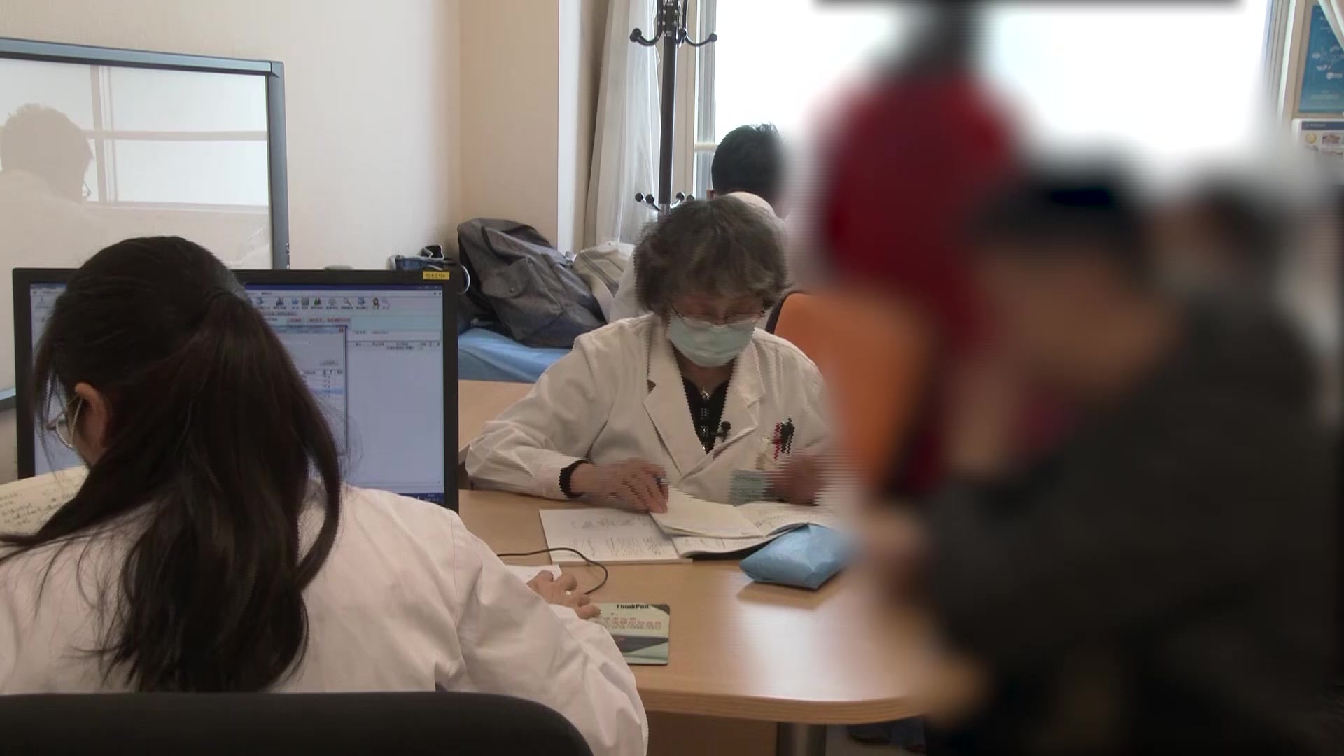 强直性脊柱炎复诊：41岁男性腰背痛减轻的煎药调整与康复指导