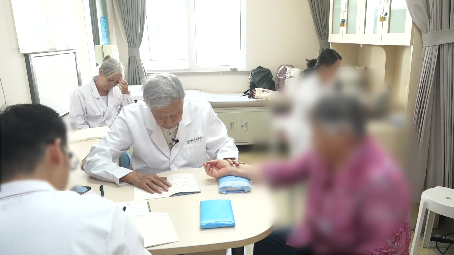 气虚血瘀脾肾不足：72岁椎管狭窄高血压女性腰腿痛便秘的益气健脾通腑法