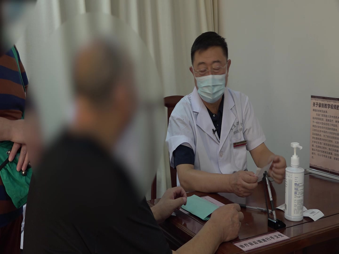 肝郁血热证：67岁男性斑秃湿疹的疏肝清热凉血法
