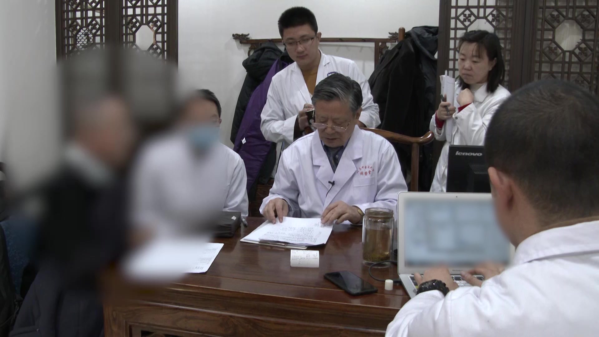 下焦湿热兼脾肾不足：66岁男性阴囊湿疹伴小便不畅的复诊调治