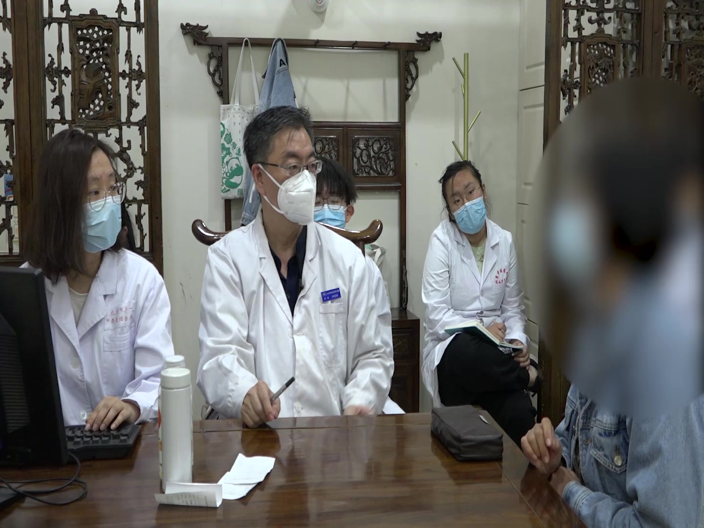 表虚不固郁热挟湿：48岁女性反复感冒乏力咽痛的荆防败毒散合玉屏风加减