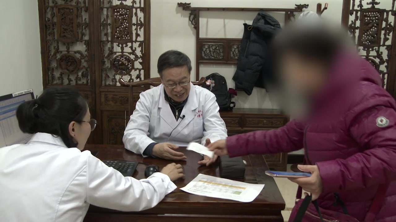 湿热内蕴水湿内停：21岁女性慢性肾炎蛋白尿伴浮肿的清热利湿法