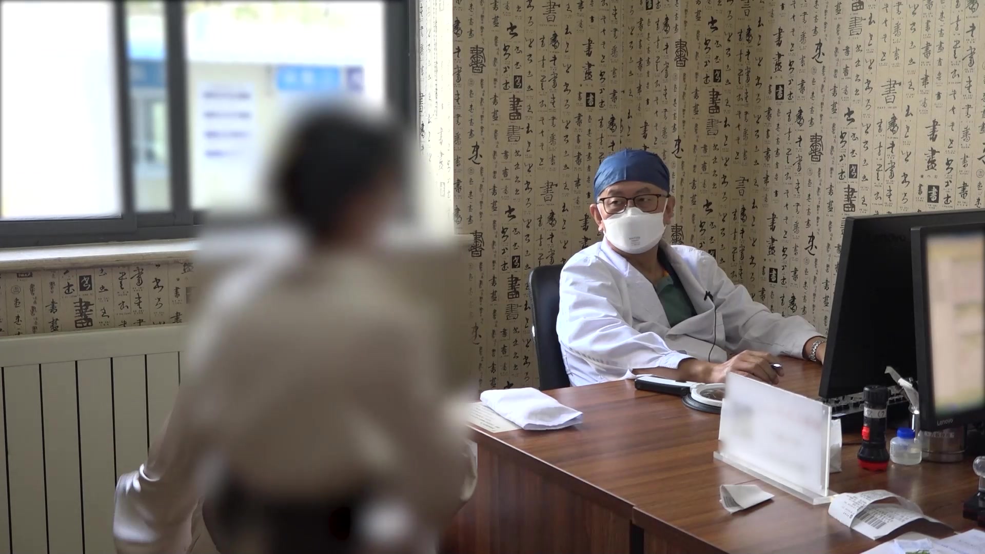 肝脾虚寒热错杂：19岁慢性荨麻疹患者面部痒痛兼胃痞的温中降逆法