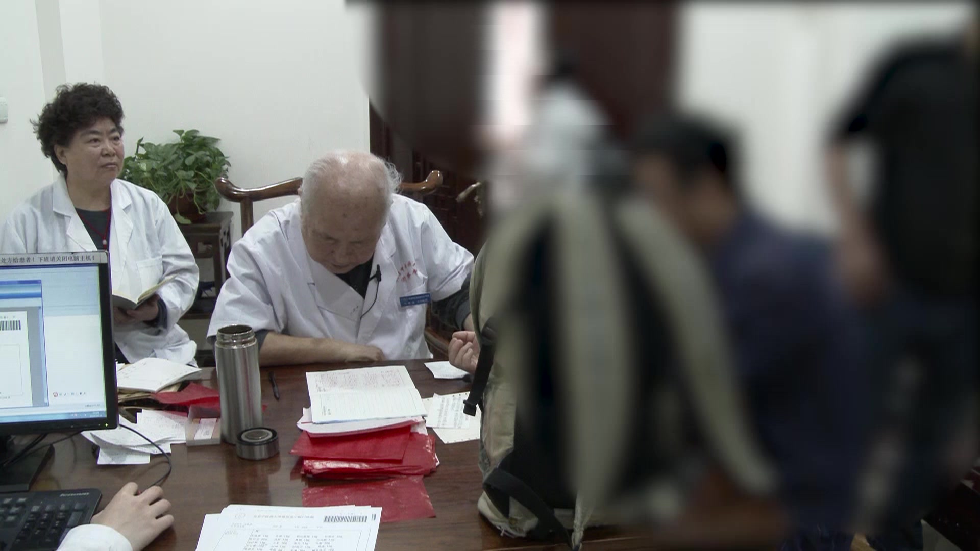 过敏性鼻炎急性发作：55岁男性遇冷喷嚏清涕的中药脱敏治疗