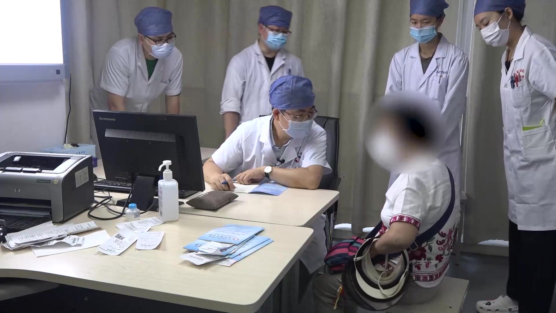 肾虚血瘀兼肝火：71岁女性腰腿膝痛的手法正骨与中药调治