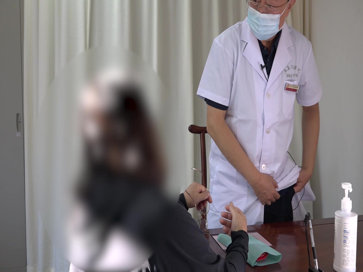 肝郁化火湿热蕴结：57岁女性黑变病复诊心烦头痛的疏肝清热调治