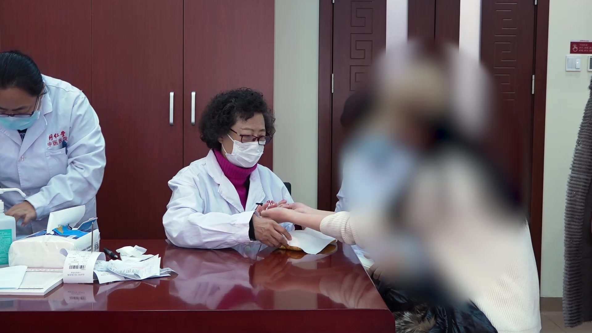阴虚肺热肝血不足：17岁女生发热咽痛咳嗽黄痰与月经未至的养阴清肺养血润肠法