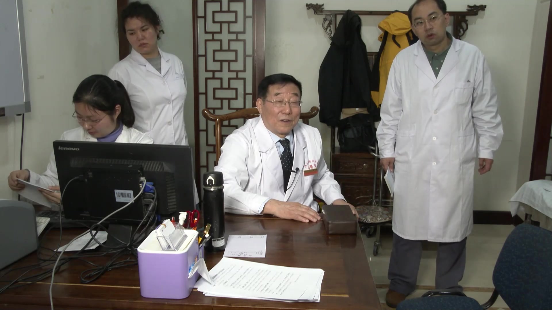 痰湿瘀阻湿热痹证：35岁男性膝关节积液反复十六年之利湿通络针药并施