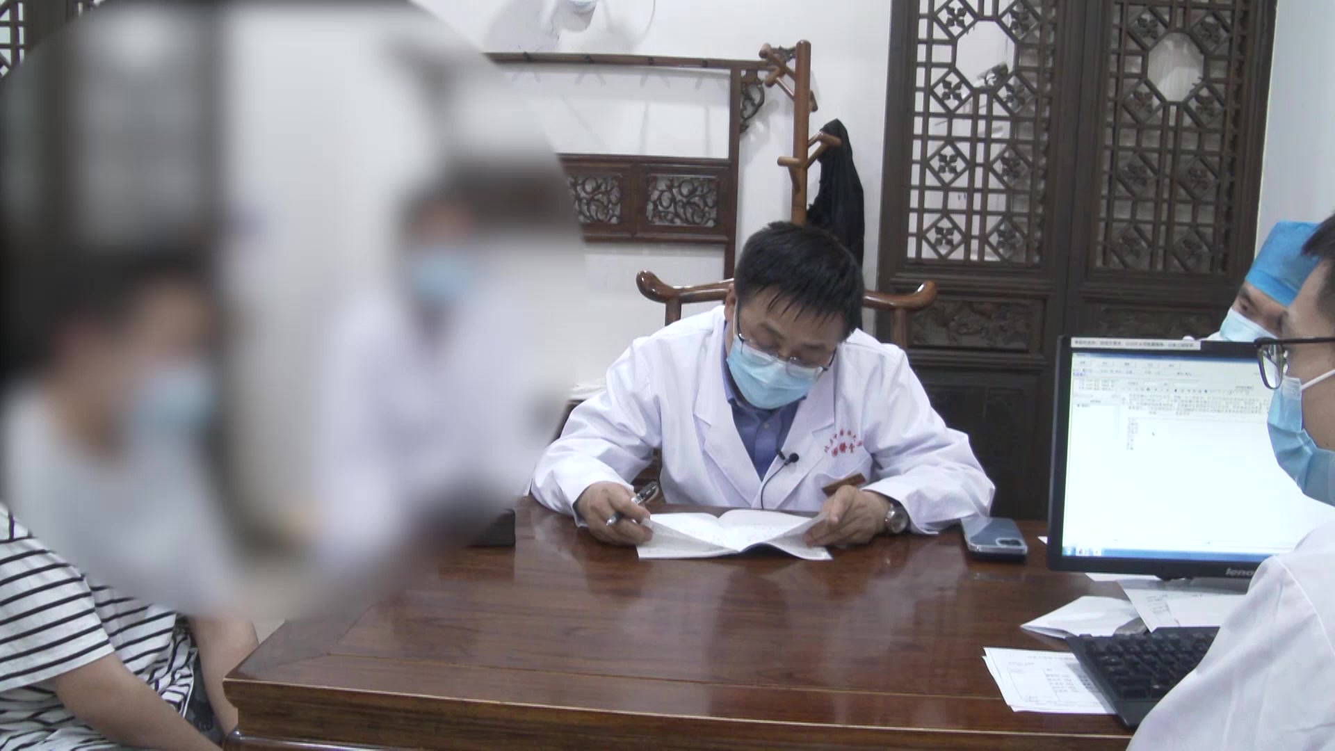 胆腑郁热证：13岁男孩胆结石腹痛尿黄的中药调理与饮食预防
