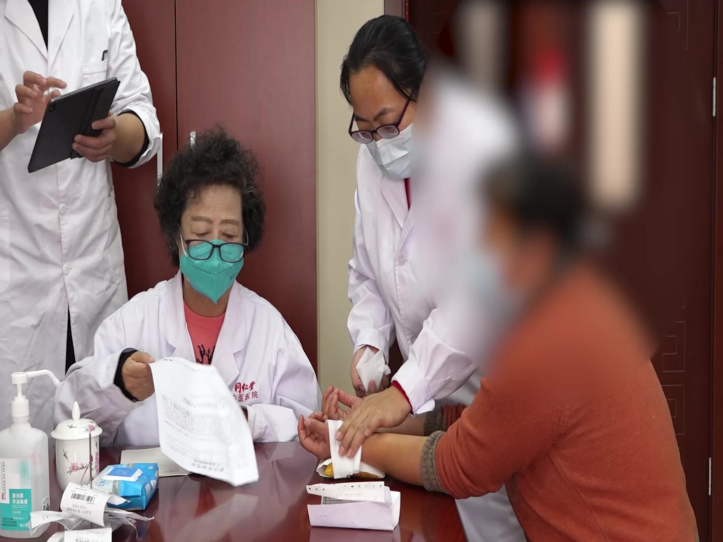 肝胆湿热脾虚血亏：59岁女性胆囊结石胁痛口苦的疏肝扶正法
