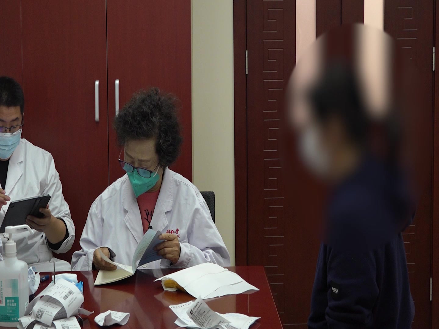 精血不足肝血亏虚：47岁女性失眠依赖安眠药伴潮热脚凉的补益精血潜阳法