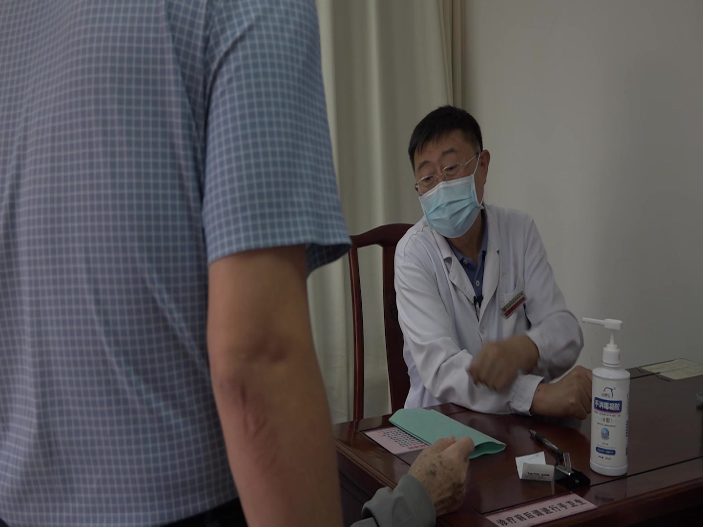 湿热蕴肤证：76岁男性外阴皮疹灼痛的中医清热活血内外合治