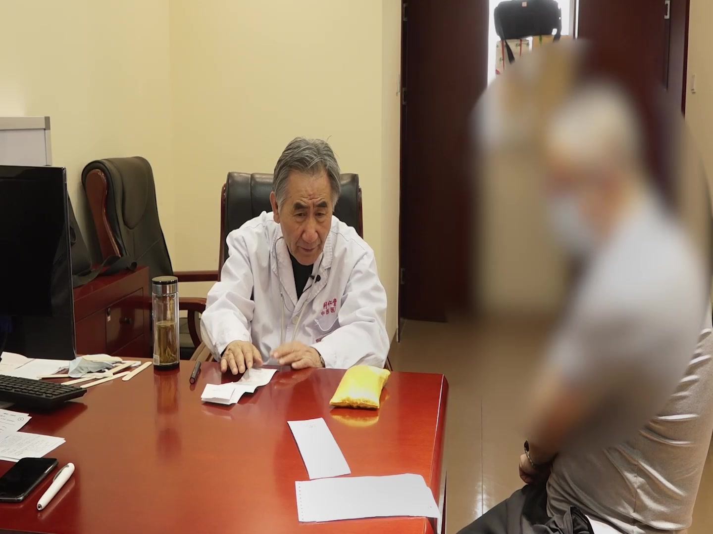 痰热犯肺风邪外袭：55岁过敏男性咳嗽黄白痰的清热化痰脱敏法