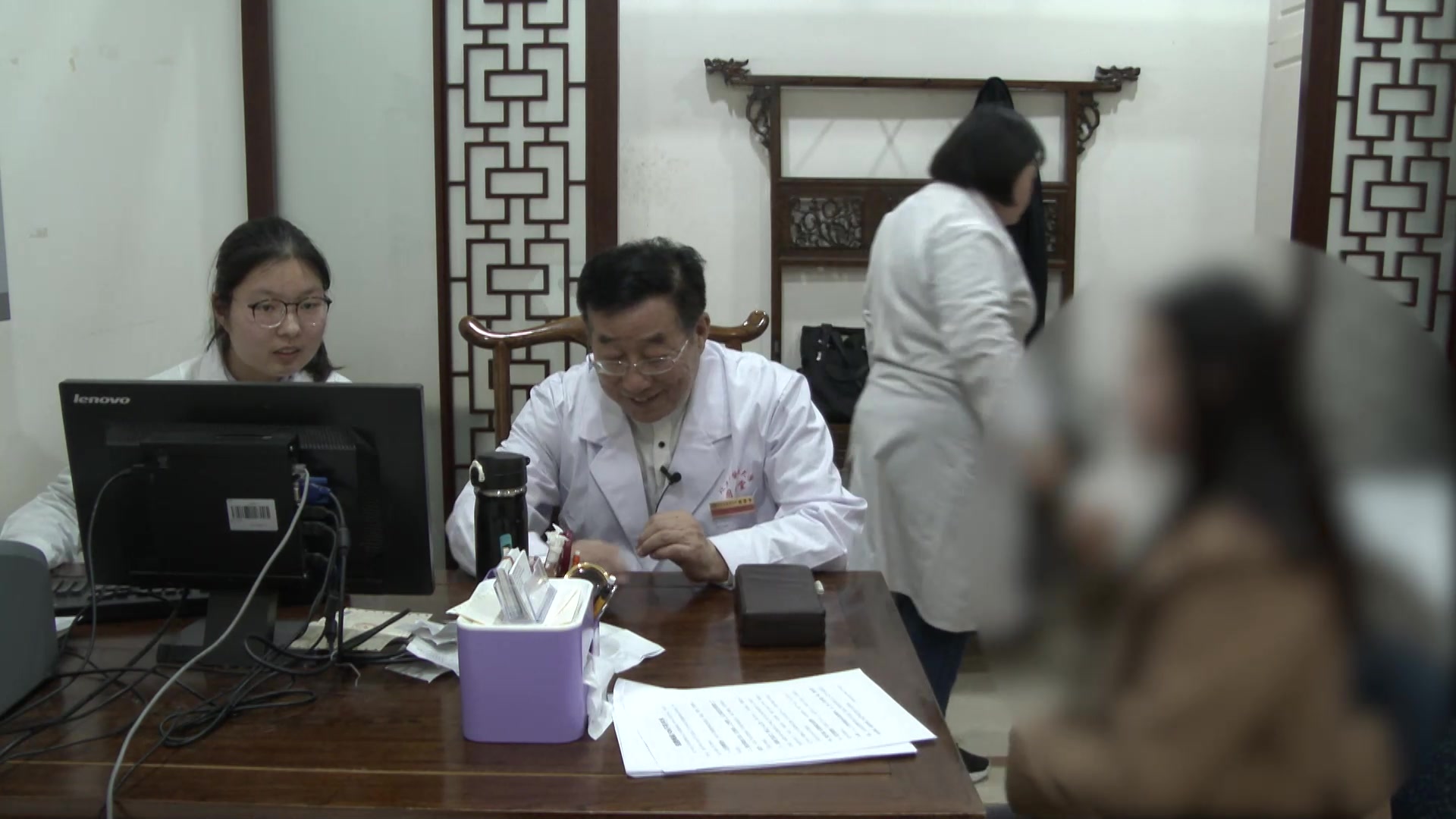 湿热瘀阻冲任失调：27岁女性痛经伴失眠的清热利湿活血调经法