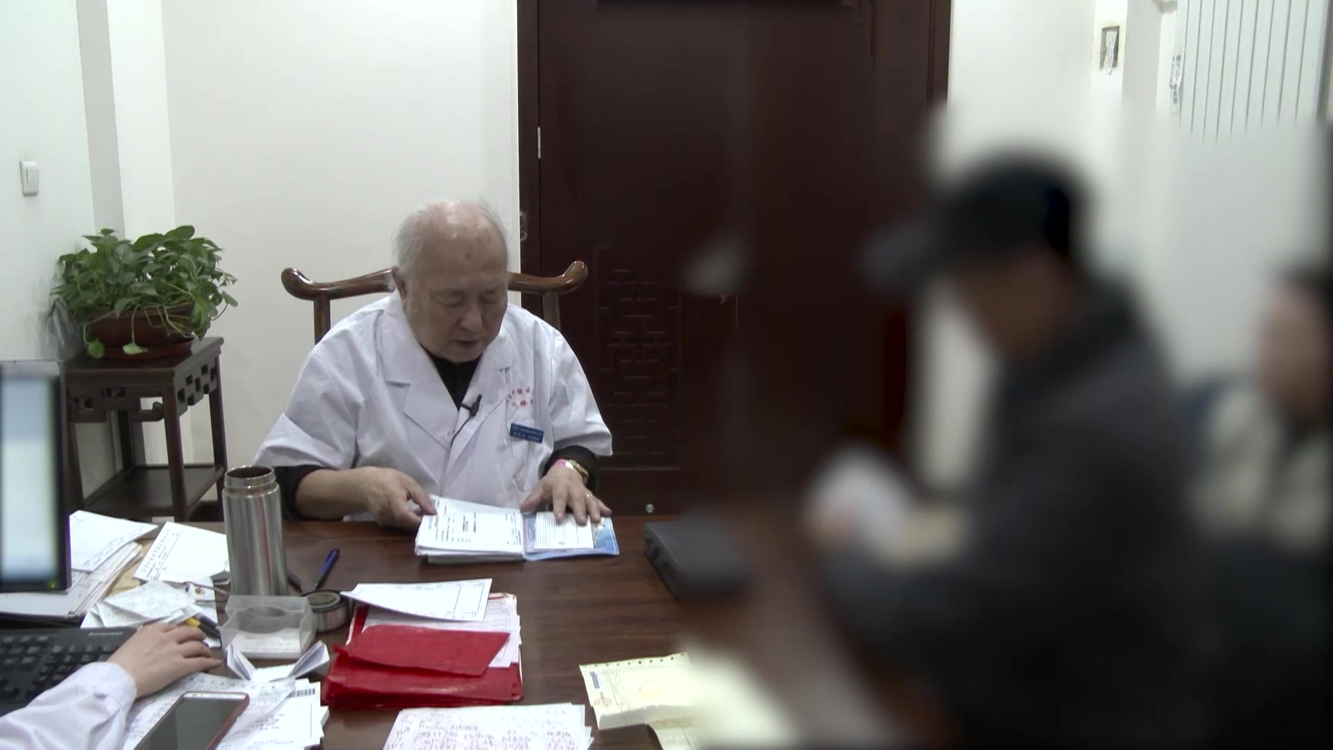 湿热内蕴肝风上扰：71岁男性眨眼5年加重3年眼痛之清肝祛风法