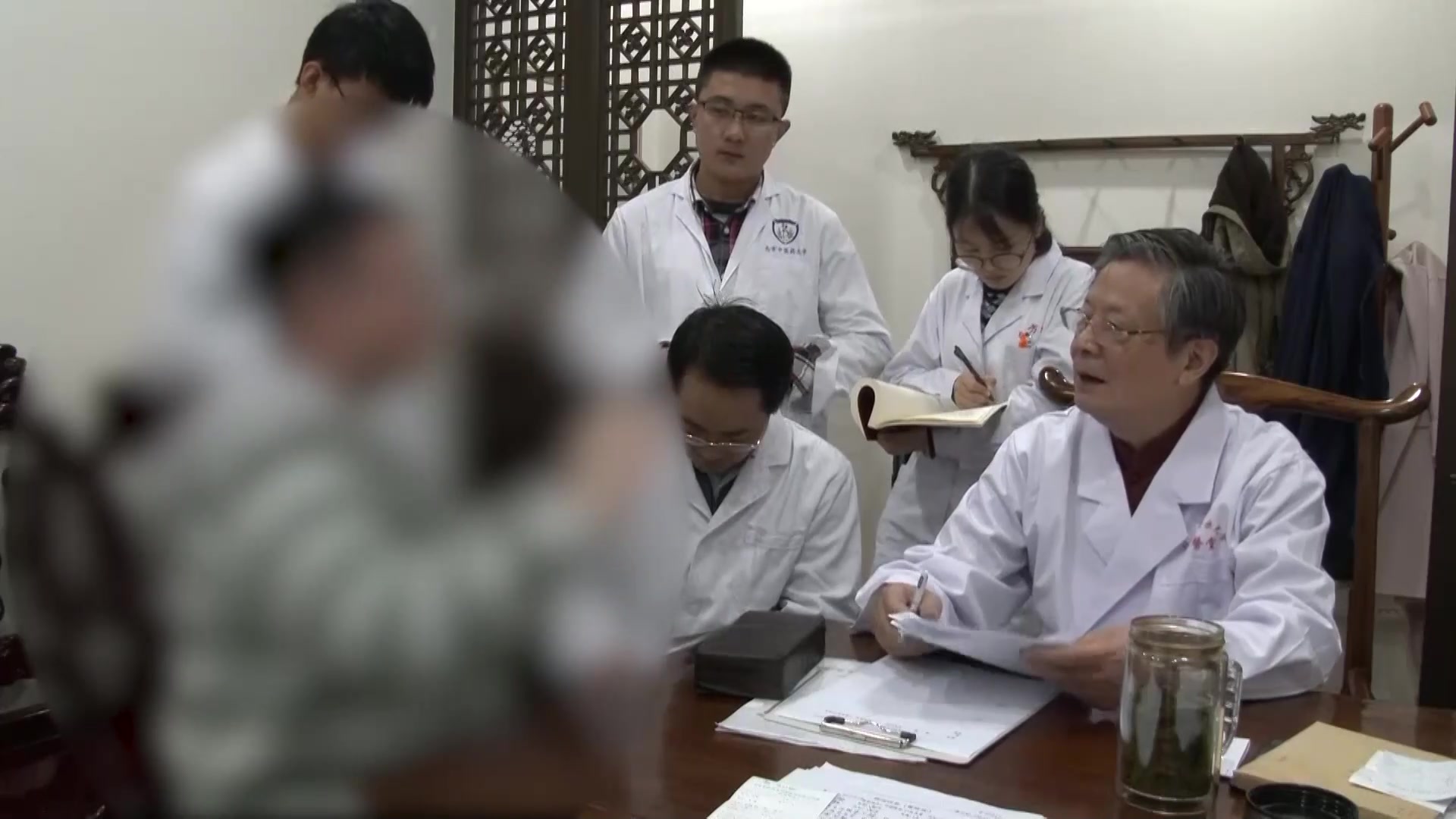 肺胃热盛伤阴：27岁男性脂溢性皮炎油脂反复与眼干怕热的清肺润燥法