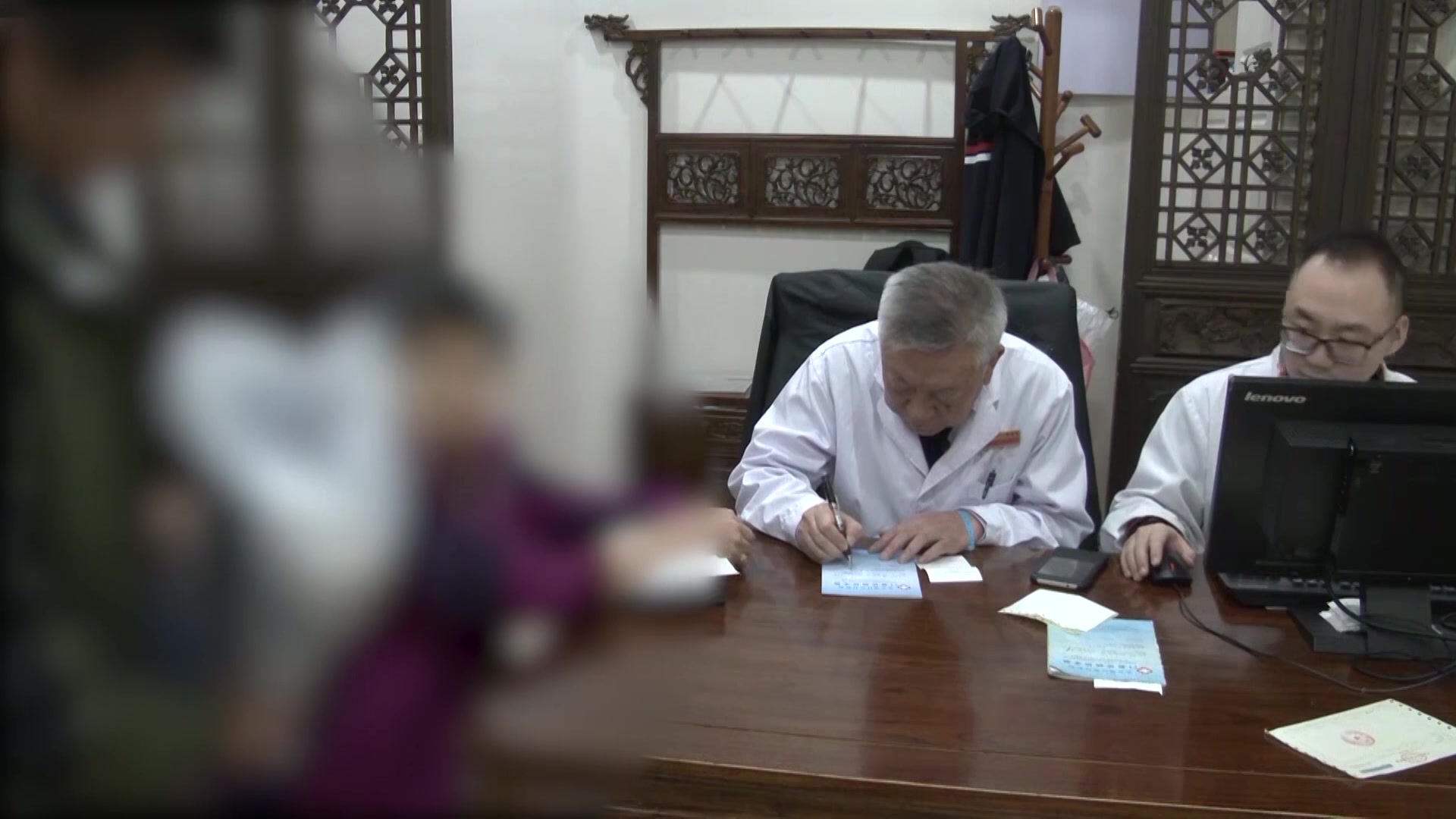 脾虚湿阻正气不足：58岁脑膜瘤术后步态不稳头晕的扶正散结法