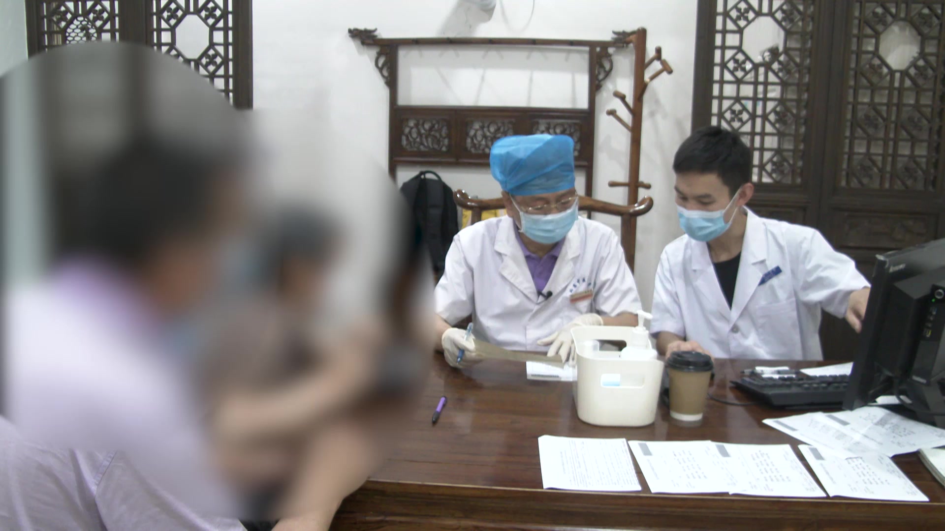 肝肾亏虚虚风内动：80岁女性手颤头颤加重伴行走困难的中药调治