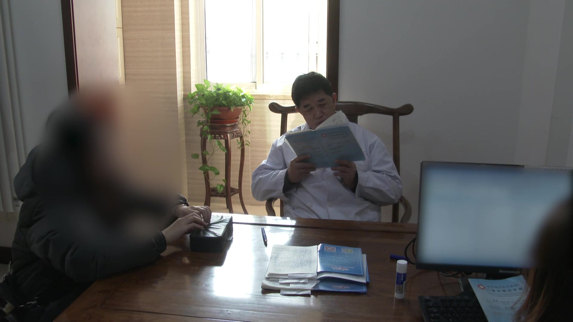 湿热内蕴心神不宁：21岁大学生抑郁复诊症状缓解与情志疏导