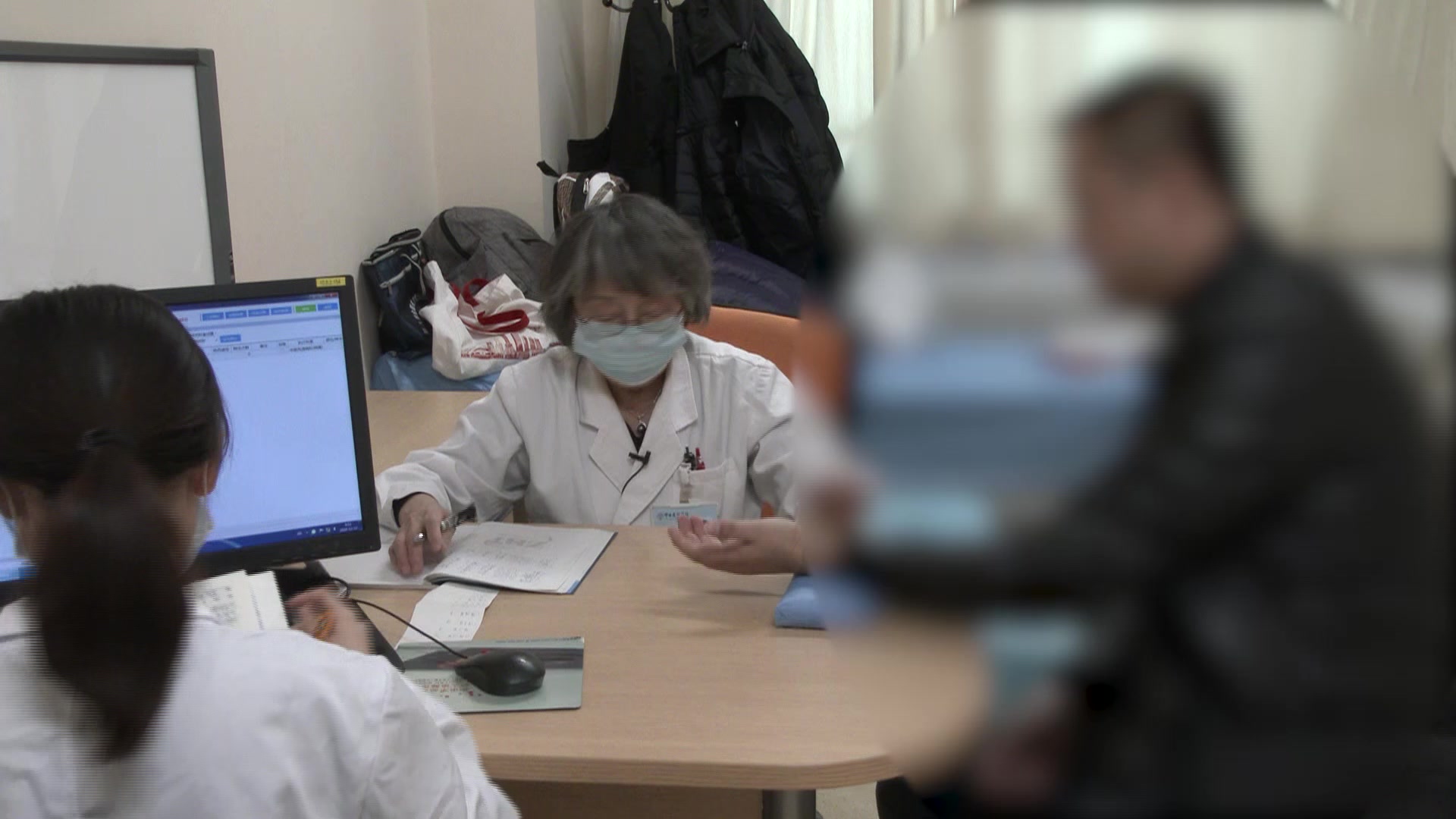 强直性脊柱炎合并高血压：37岁男性胸背骶髂疼痛的血压控制与慢病管理
