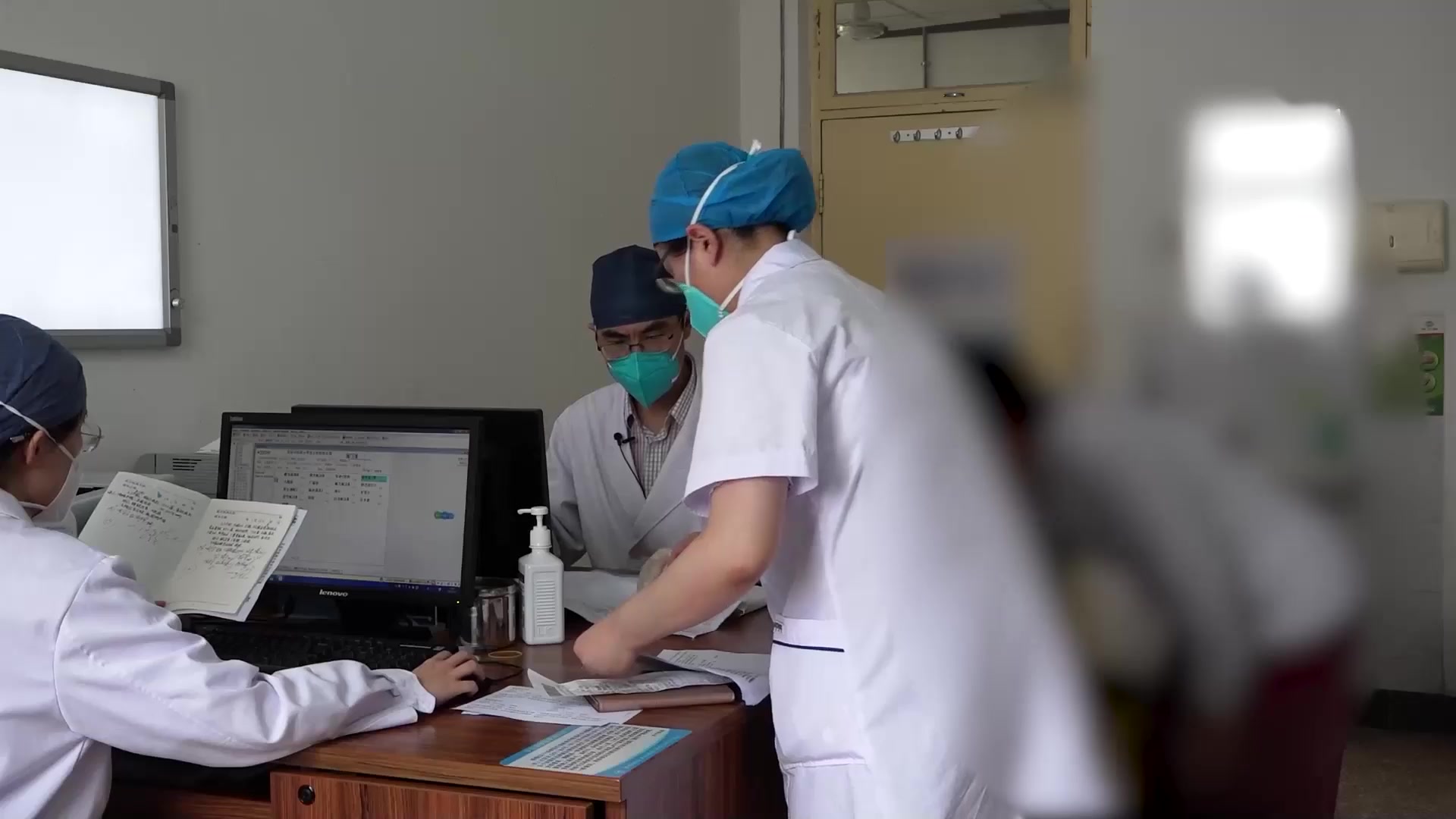 痰湿阻滞兼肝火郁热：56岁女性胸闷头沉之芳香化湿清热法