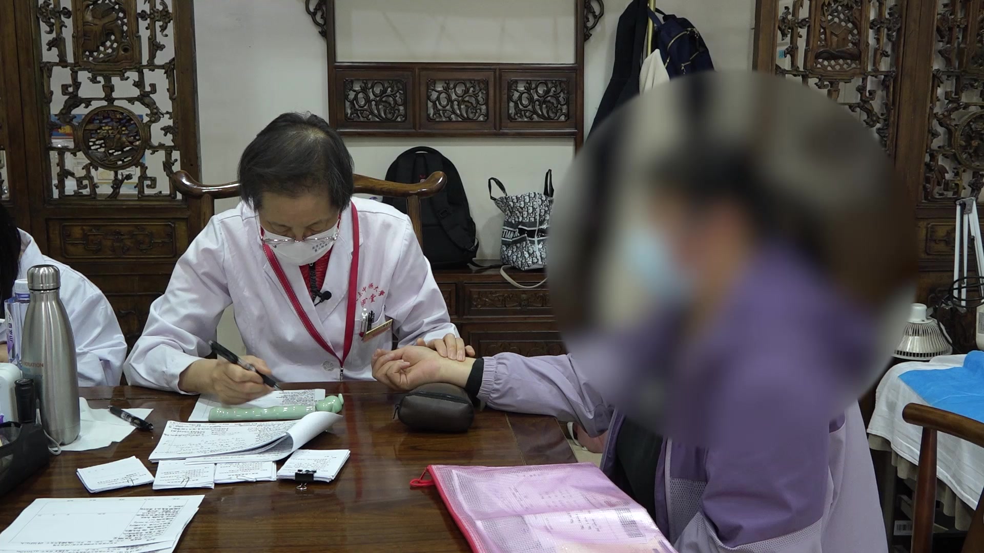 寒湿痹阻兼阴虚血燥：48岁类风湿关节冷痛眼干的中西药合治与外润法