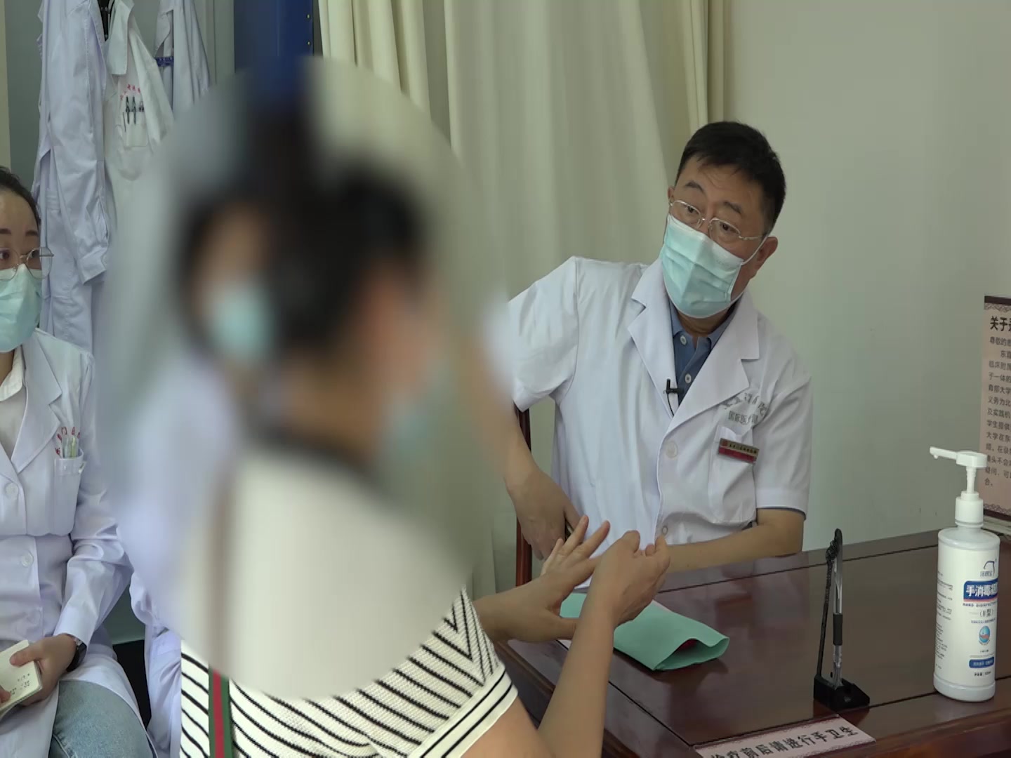湿热内蕴络脉瘀阻：51岁女性双手湿疹半年余的清热通络法