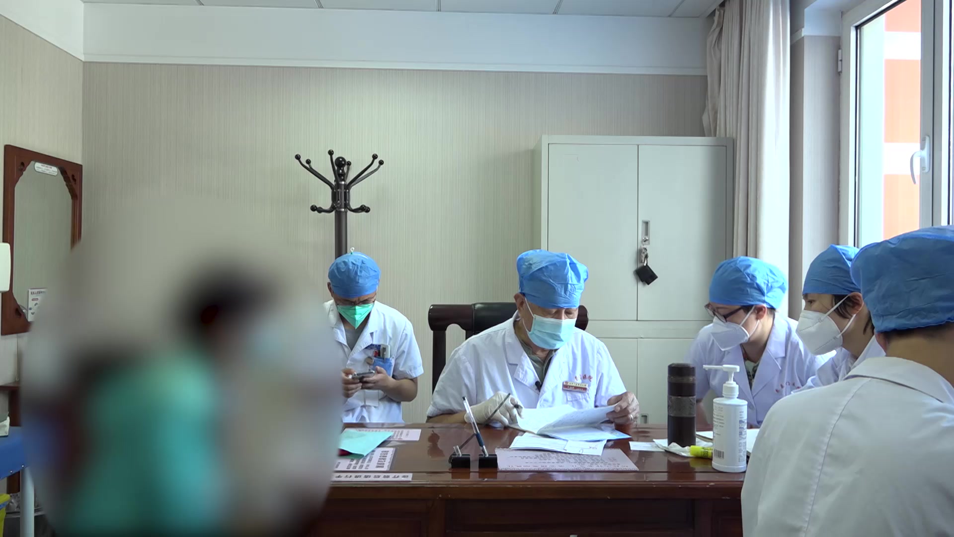 湿热中阻瘀血内停：69岁女胃痞便秘失眠的清热化湿活血法