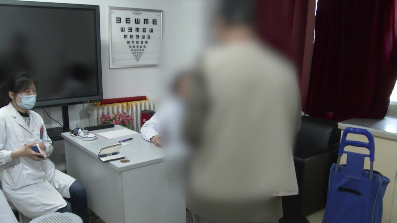 阴虚火旺痰湿内蕴：81岁黄斑变性患者舌苔改善与结膜炎急发的中医辨治