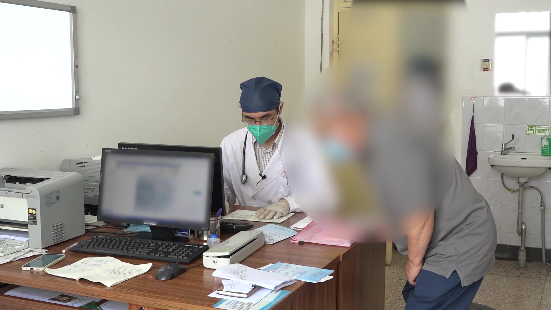 湿热中阻气机不畅：75岁男性腹胀口苦便秘的清热利湿宣畅法