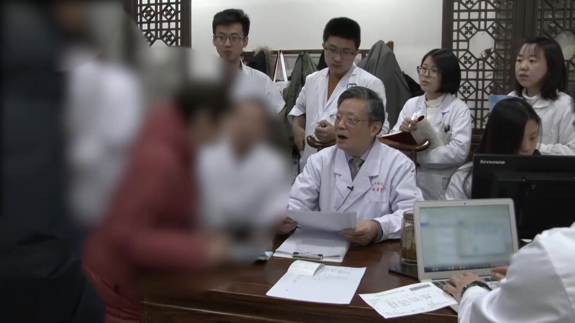 肝气郁结郁热扰心：63岁女性抑郁失眠伴多病的疏肝解郁安神法