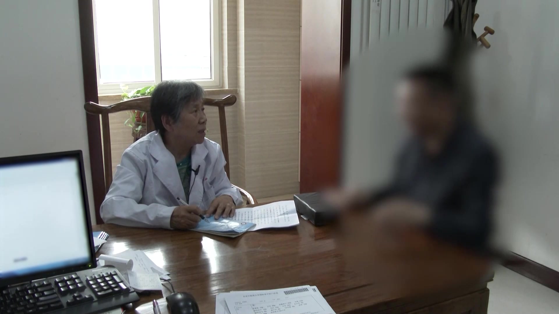 气阴两虚湿热瘀阻：47岁男性失眠伴不安腿综合征的中药调理