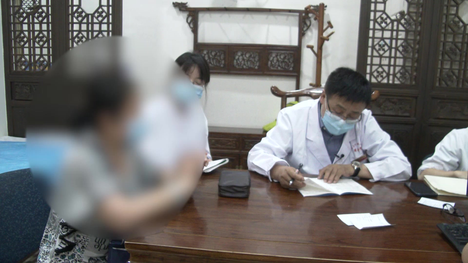 气郁痰凝：62岁女性多发结节尿黄汗多的行气化痰散结法