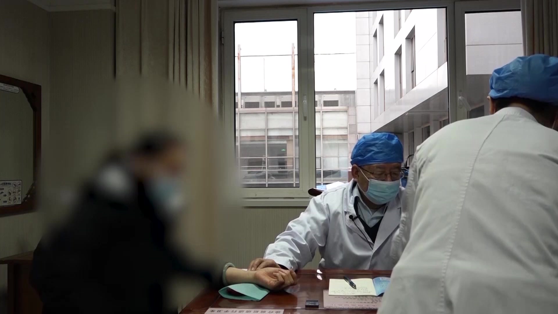 三焦壅塞上热下寒：40岁女性手脚冰凉反复口疮的中药调治