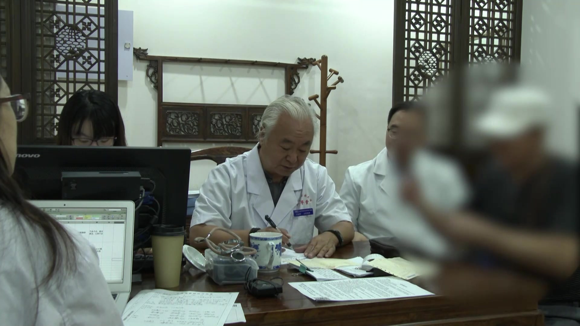 湿热中阻兼脾虚：70岁男性大便不调与排尿困难的清热化湿法