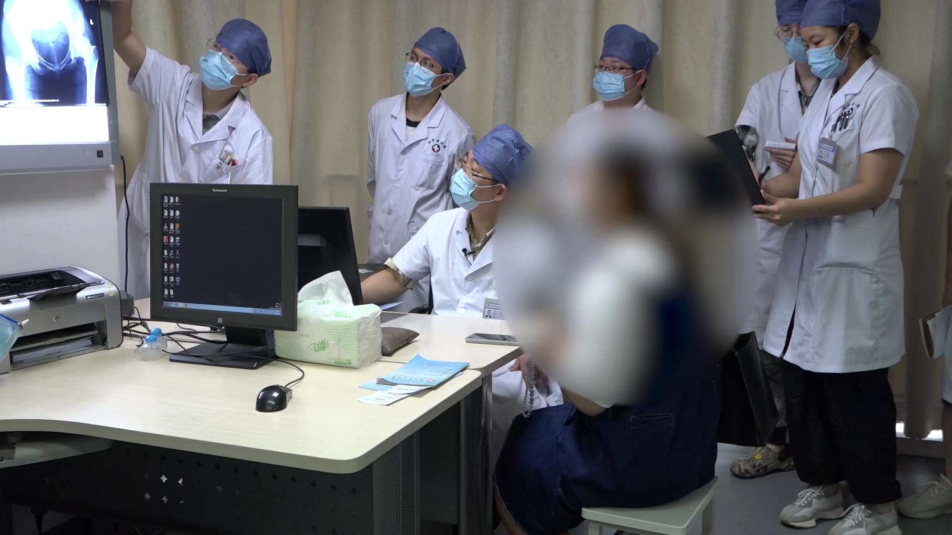 骨折后期筋骨失养：25岁女性二次骨折后腿短骨盆倾斜的康复指导与鞋垫调整